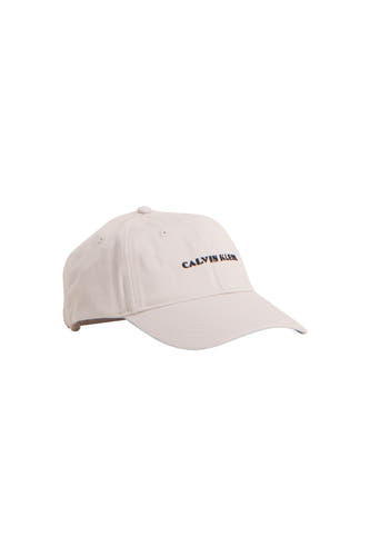 Lichtbeige pet van Calvin Klein met donker 'CALVIN KLEIN' borduursel op de voorkant, van opzij gezien.