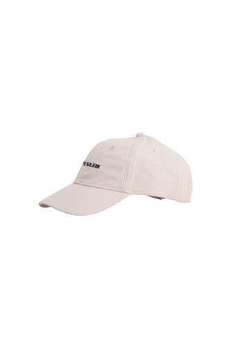 Lichtbeige pet van Calvin Klein met zwart logo aan de voorkant, zij-aanzicht.