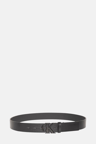 Zwarte riem van Calvin Klein met een metalen CK-logo op de gesp.
