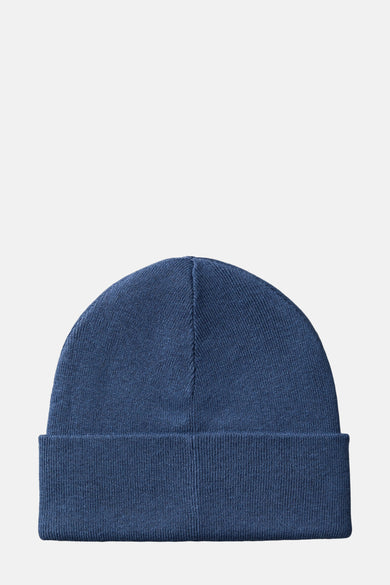 Casquette bleue de Calvin Klein avec une texture finement tricotée.