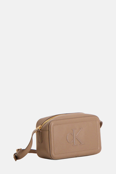 Veste épaules de Calvin Klein avec logo CK en relief et fermeture à glissière dorée.