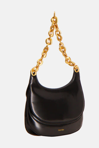 Sac à dos noir de Calvin Klein avec une chaîne en or comme fermeture.
