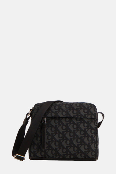 Zwarte schoudertas van Calvin Klein, met een all-over logoprint en een verstelbare schouderriem.