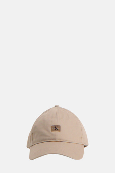 Beige pet van Calvin Klein, met een klein logo op de voorkant.