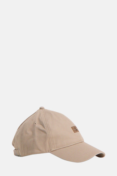 Beige pet van Calvin Klein, met verstelbare band aan de achterkant en een klein logo op de voorkant.
