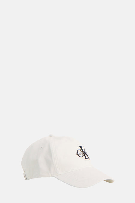 Witte pet van Calvin Klein met een geborduurd logo op de voorkant.
