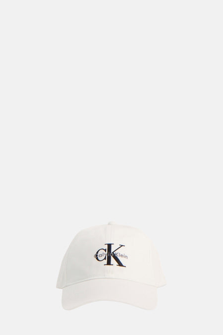 Witte pet van Calvin Klein met het iconische logo aan de voorkant.