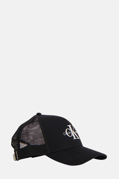 Chapeau noir de Calvin Klein Jeans, avec logo sur le devant et bande ajustable à l'arrière.
