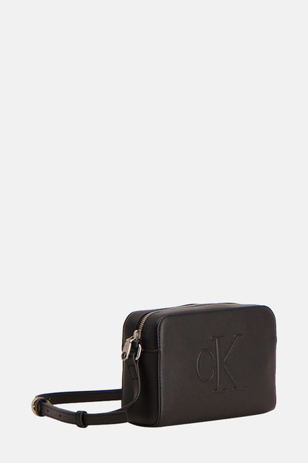 Zwarte schoudertas van Calvin Klein, met een ton-sur-ton logo op de voorkant.
