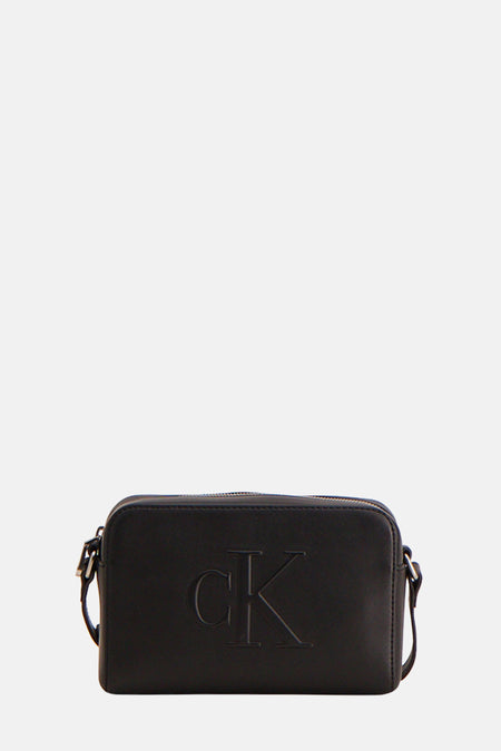 Zwarte schoudertas van Calvin Klein met groot CK-logo aan de voorkant.
