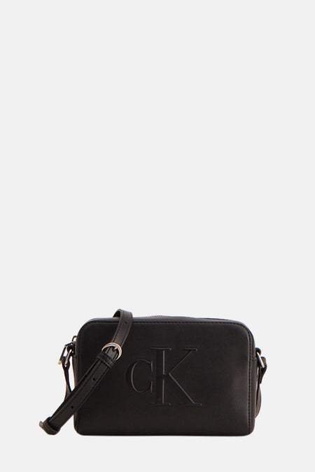 Zwarte schoudertas van Calvin Klein met een reliëf CK-logo en verstelbare schouderband.