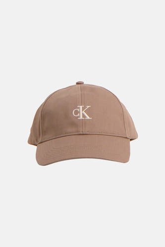 Beige pet van Calvin Klein, met geborduurd CK logo op de voorkant.