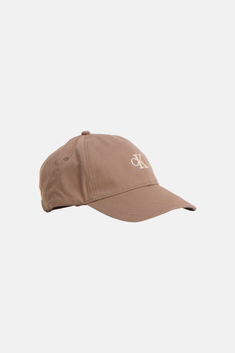 Casquette beige Calvin Klein avec un logo CK brodé sur le devant, de profil.