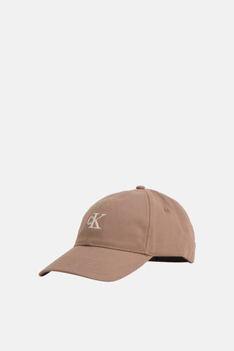 Casquette beige Calvin Klein avec le logo CK brodé sur le devant.