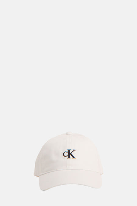 Chapeau blanc de Calvin Klein, avec une bande réglable à l'arrière.