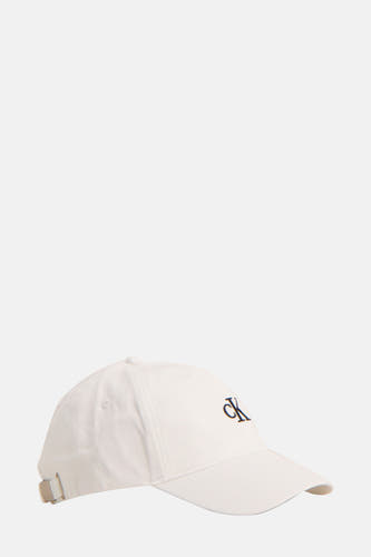 Chapeau blanc de Calvin Klein, avec un logo de marque bleu foncé sur l'avant et une bande ajustable à l'arrière.