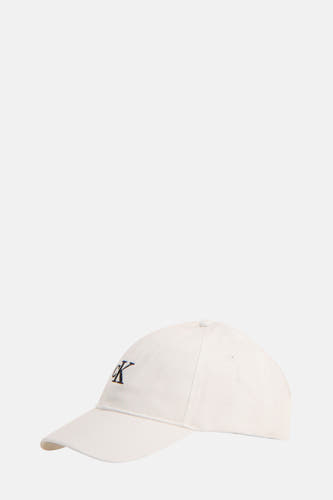 Casquette blanche de Calvin Klein avec un logo sombre à l'avant.