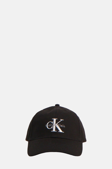 Zwarte pet van Calvin Klein met wit merklogo op de voorkant.
