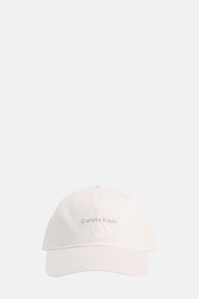 Witte pet van Calvin Klein met subtiele logo-details op de voorkant.