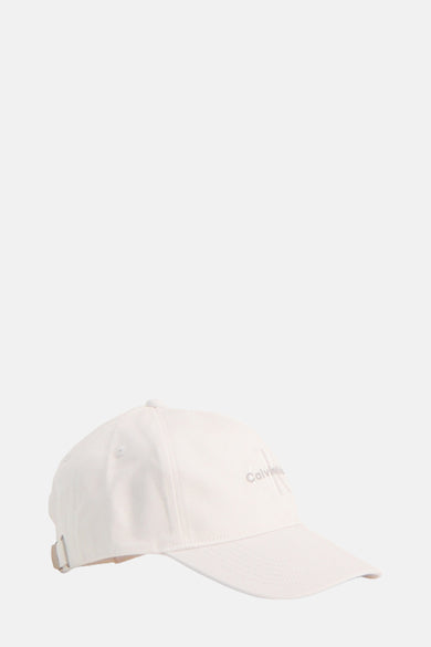 Witte pet van Calvin Klein met een subtiel logo op de voorkant en een verstelbare sluiting.
