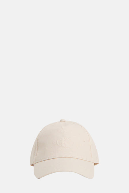 Beige pet van Calvin Klein, met subtiel CK-logo op de voorkant.
