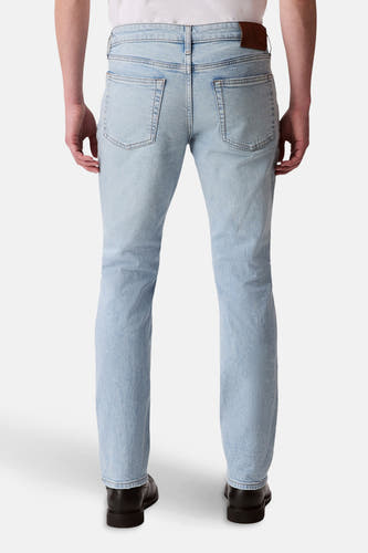 Lichtblauwe slim fit jeans van Calvin Klein, gezien van achteren met leren patch.