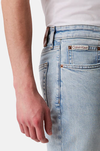 Slim fit jeans van lichtblauw denim van Calvin Klein, met zichtbare achterzak en merklogo.