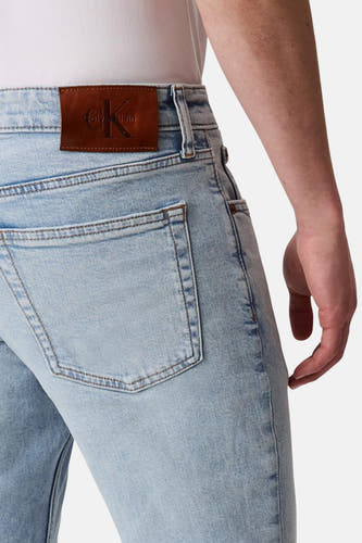 Slim jeans van lichtblauw denim van Calvin Klein, met een bruin leren label op de tailleband.