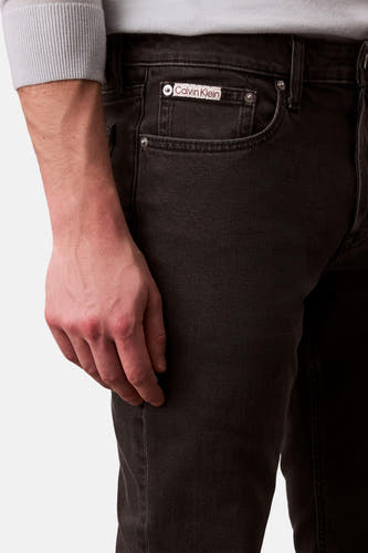 Zwarte slim fit jeans van Calvin Klein, met een subtiel logo detail op de zak.