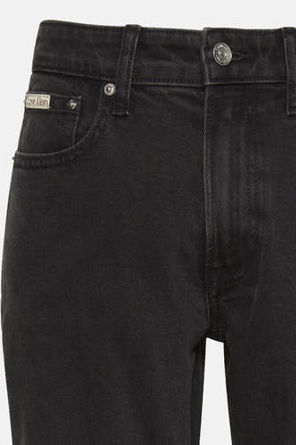 Zwarte slim fit jeans van Calvin Klein met zilverkleurige merkdetails en een klassieke denim textuur.
