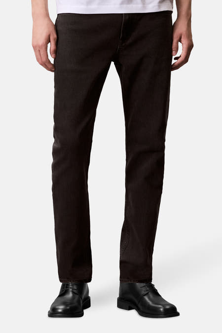 Taps toelopende jeans van donkergrijs denim van Calvin Klein, met een effen ontwerp en zwarte schoenen.
