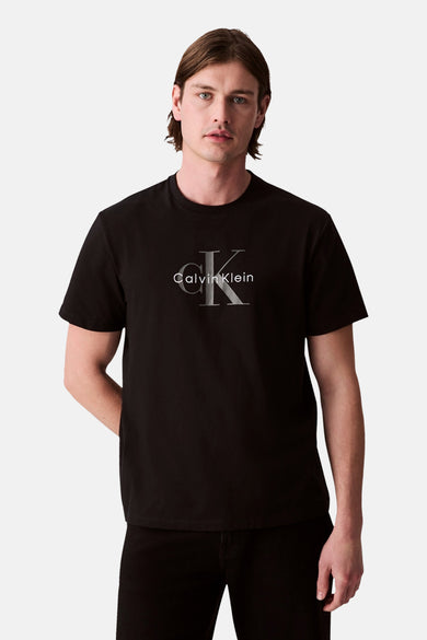 Zwart T-shirt met korte mouwen van Calvin Klein, met zilverkleurig logo op de borst.