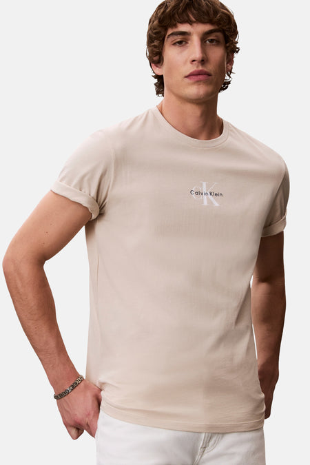 Ecru T-shirt met korte mouwen van Calvin Klein, met opgerolde mouwen en klein logo op de borst.