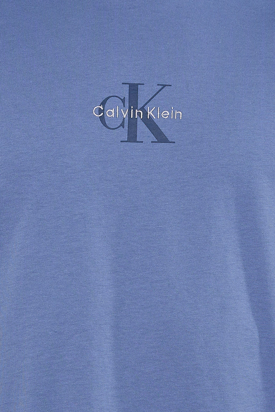 Blauwe korte mouw t-shirt van Calvin Klein met geborduurd CK-logo op borst, zachte katoen, close-up voorzijde