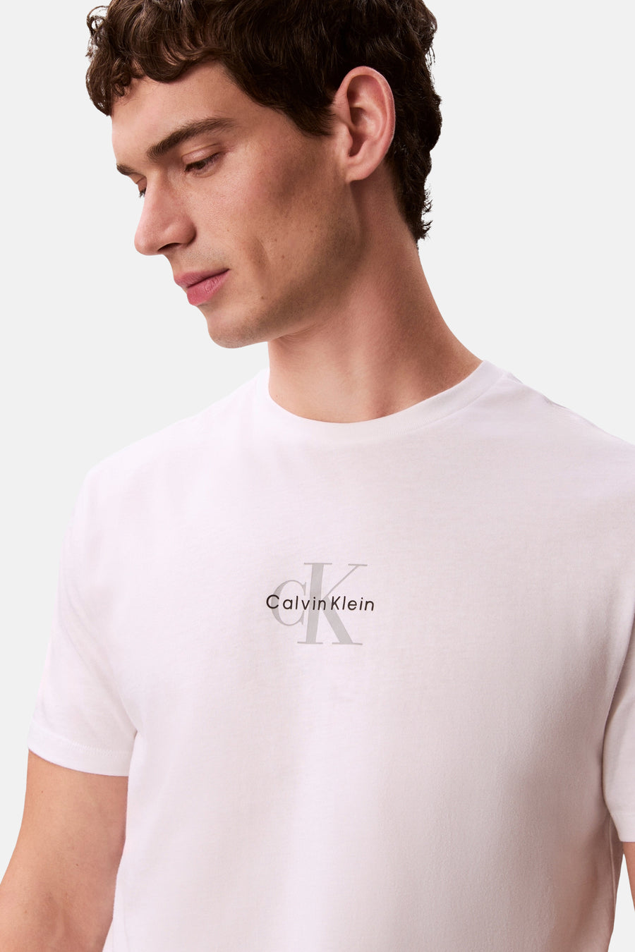 T-shirt blanc à manches courtes Calvin Klein avec un logo CK Calvin Klein gris sur la poitrine.