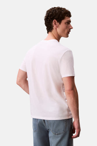 T-shirt blanc à manches courtes de Calvin Klein, vu de derrière, associé à des jeans.