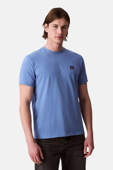 T-shirt bleu à manches courtes de Calvin Klein, avec un petit logo sur la poitrine.