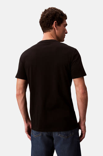 T-shirt noir à manches courtes de Calvin Klein, vue arrière avec un modèle en jeans.