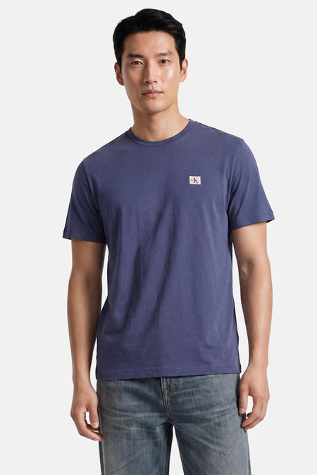 Blauwe korte mouw t-shirt van Calvin Klein met klein logo op borst, gedragen door model in lifestyle shot