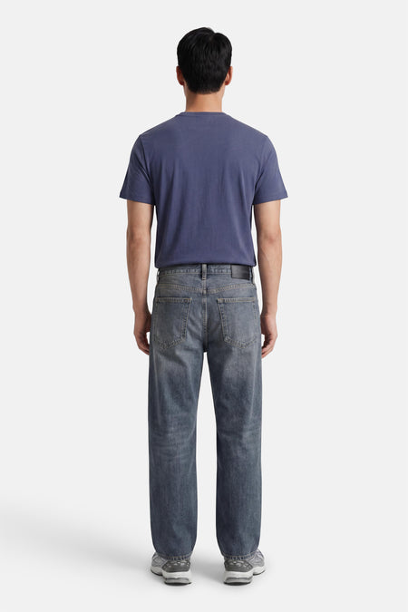 Blauwe korte mouw t-shirt van Calvin Klein, achterzijde, gestreept textuur, gedragen met grijze jeans en sneakers