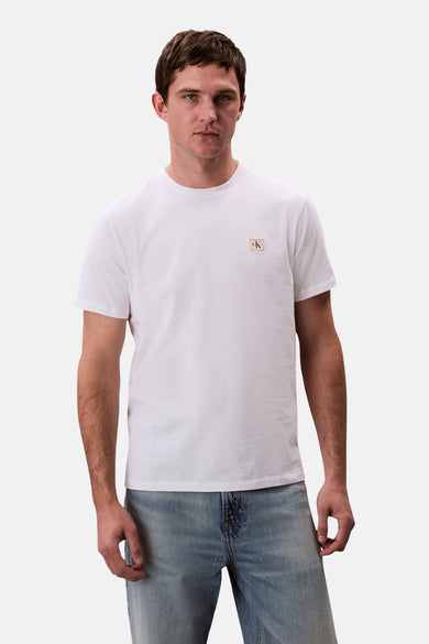 Wit T-shirt met korte mouwen van Calvin Klein, gedragen met een jeansbroek.