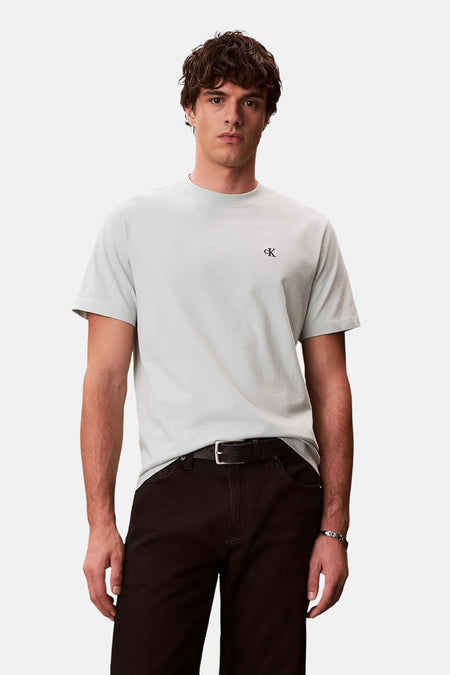 T-shirt bleu Calvin Klein, avec un petit logo brodé sur la poitrine droite.
