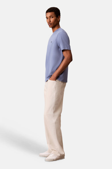 Blauw T-shirt met korte mouwen van Calvin Klein met klein donker logo op de borst.