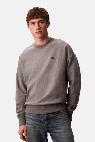 Grijze sweater van Calvin Klein, met een ronde hals en subtiel logo op de borst.