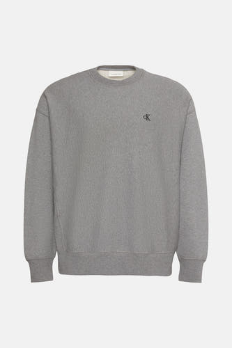 Grijze sweater van Calvin Klein Jeans met klein CK-logo op de borst.
