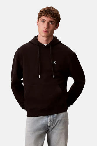 Zwarte hoodie met capuchon van Calvin Klein, voorzien van klein wit logo op borst, front view, model draagt lichte jeans