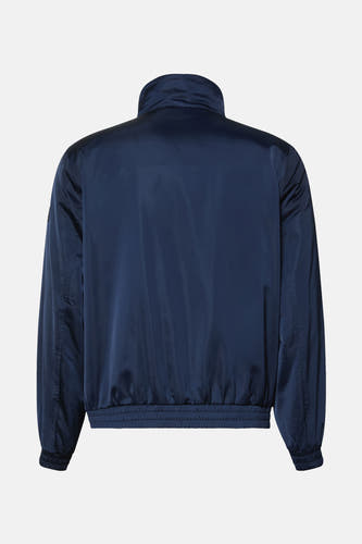 Blauwe regenjas van Calvin Klein, gezien van achteren, met een opstaande kraag en elastische tailleband.