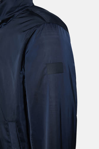 Blauwe regenjas van Calvin Klein met lange mouwen en een merklogo-patch.