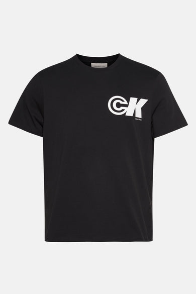 Zwart T-shirt met korte mouwen van Calvin Klein, met groot wit 'CK'-logo op de voorkant.
