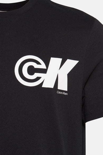 Zwart T-shirt van Calvin Klein, met een groot wit CK-logo op de borst.